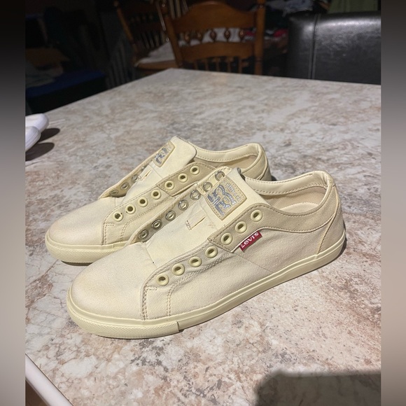 Wmns pale yellow Levi shoes - Picture 6 of 8